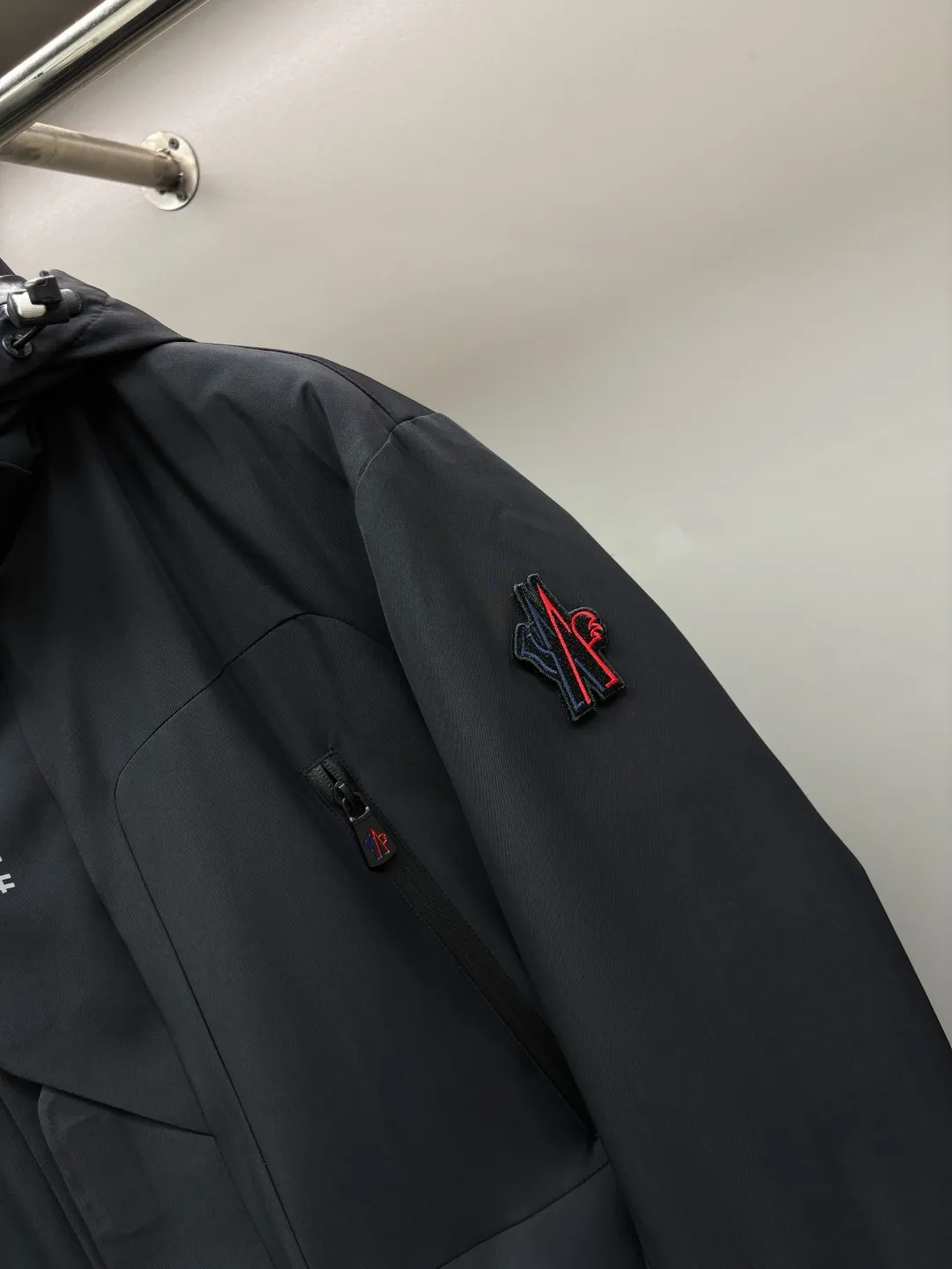 Moncler Premium ， Versatile ， ， ， Classic ， ， ， ！ 100% ， 90% ， ， ， 。 Classic MON Logo ！ YKK 。 ， ， micro chic ， Classic ， 。 Sizes：M-XXXL ：Black White